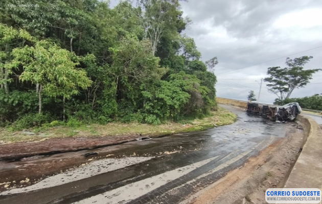 Carreta-carregada-com-óleo-vegetal-tomba-na-Serra-do-Campestrinho,-em-Poços-de-Caldas