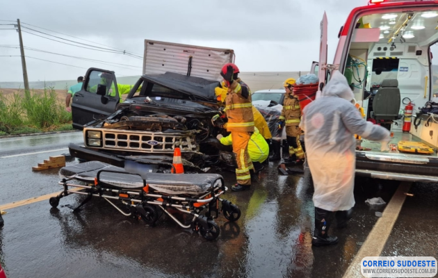 Colisão-brutal-na-MGC-491:-caminhonete-destruída-e-motorista-resgatado-das-ferragens