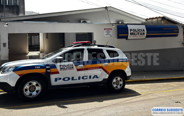 Furto-em-comércio-de-Juruaia:-trio-encapuzado-leva-cofre-e-cigarros