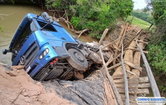 Caminhão-carregado-com-ração-tomba-em-Monte-Belo;-motorista-escapa-ileso