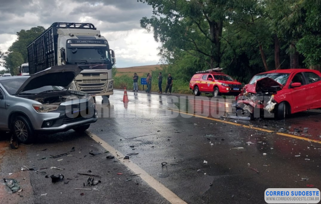 Colisão-na-BR-491-mobiliza-bombeiros-e-deixa-feridos