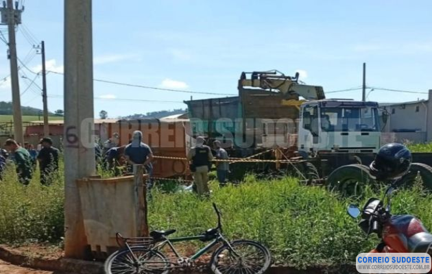 Homem-morre-após-ser-atingido-por-caçamba-de-caminhão-em-Alterosa-