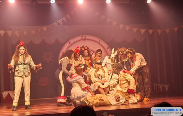 Teatro-de-Guaxupé-é-premiado-em-festival-nacional-de-artes-cênicas