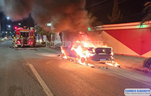 Veículo-é-totalmente-destruído-por-incêndio-em-Pouso-Alegre
