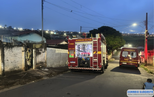 Incêndio-em-residência-mobiliza-Bombeiros-em-Paraguaçu