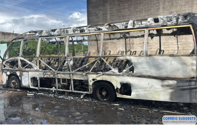 Microônibus-da-Prefeitura-de-Paraguaçu-é-destruído-por-incêndio