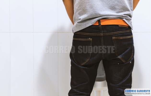 Homem-também-precisa-usar-papel-higiênico-ao-urinar