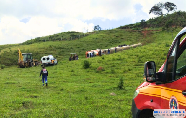 Caminhão-despenca-em-ribanceira-e-motorista-morre-em-Extrema