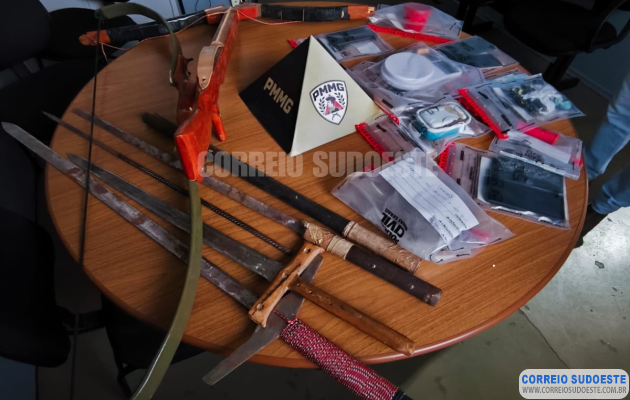 Polícia-Militar-prende-três-homens-por-tráfico-de-drogas-e-apreende-arsenal-artesanal-em-Juruaia