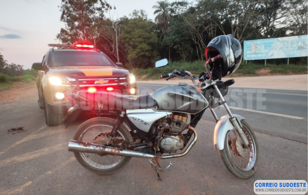 Motocicleta-com-chassi-raspado-é-interceptada-na-BR-146
