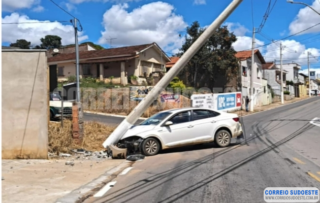 Corpo-de-bombeiros-atende-colisão-de-veículo-com-poste